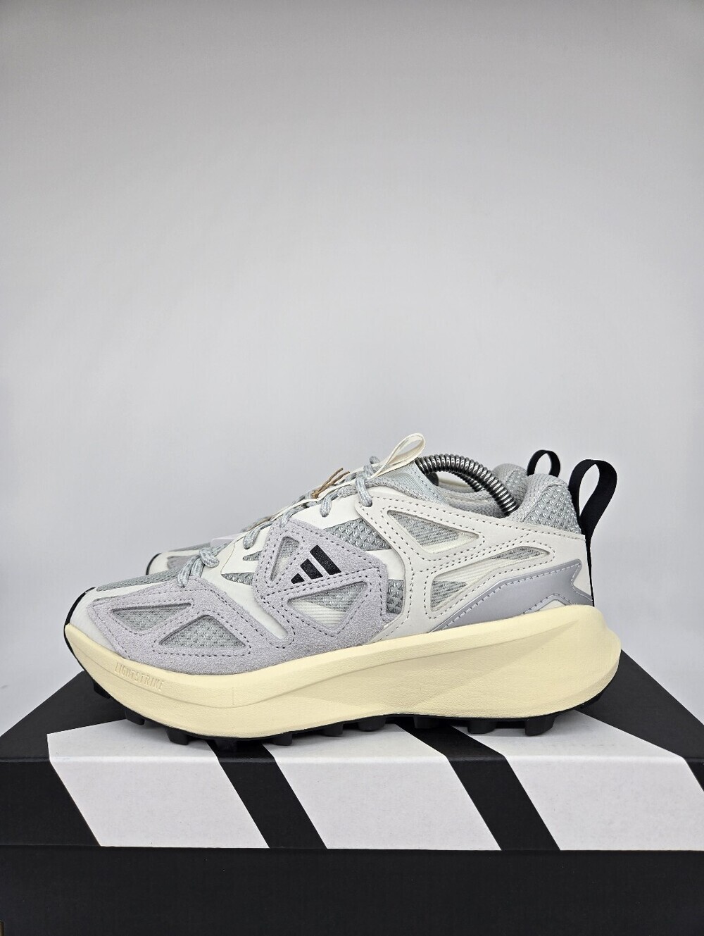 Adidas Women's Kantai Trail JR5613 Wonder Silver Running Shoes Size 10 New